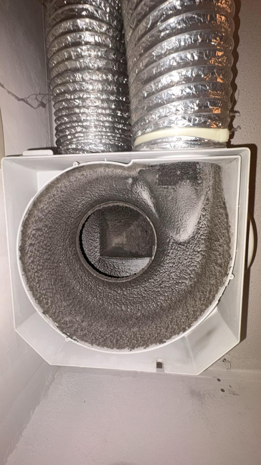 Vervuilde mechanische ventilatiebox in Amsterdamse woning voor reiniging
